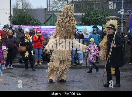 Whittlesey, Royaume-Uni. 14th janvier 2023. Le festival de l'ours de paille de Whittlesea célèbre chaque mois de janvier l'ancienne coutume de charrue de Fenland, qui consiste à parader des ours de paille dans la ville. La procession, dirigée par l'Ours de paille, compte plus de 250 danseurs, musiciens et interprètes. Ils exécutent des danses traditionnelles Molly, Morris, Clog et Sword et il fait un retour bienvenu après que le COVID-19 a perturbé de récents festivals, avec 2020 étant la dernière fois qu'il a eu lieu. Whittlesea Straw Bear festival, Whittlesey, Cambridgeshire, Royaume-Uni, on 14 janvier, 2023. Crédit : Paul Marriott/Alay Live News Banque D'Images