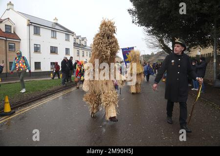 Whittlesey, Royaume-Uni. 14th janvier 2023. Le festival de l'ours de paille de Whittlesea célèbre chaque mois de janvier l'ancienne coutume de charrue de Fenland, qui consiste à parader des ours de paille dans la ville. La procession, dirigée par l'Ours de paille, compte plus de 250 danseurs, musiciens et interprètes. Ils exécutent des danses traditionnelles Molly, Morris, Clog et Sword et il fait un retour bienvenu après que le COVID-19 a perturbé de récents festivals, avec 2020 étant la dernière fois qu'il a eu lieu. Whittlesea Straw Bear festival, Whittlesey, Cambridgeshire, Royaume-Uni, on 14 janvier, 2023. Crédit : Paul Marriott/Alay Live News Banque D'Images