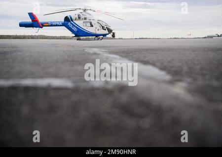 Hanovre, Allemagne. 16th janvier 2023. Un hélicoptère de la police MD 902 Explorer de l'escadron d'hélicoptères de la police de Basse-Saxe se trouve à l'aéroport de Hanovre. Changement de direction de l'escadron d'hélicoptères de police de Basse-Saxe : pour la première fois depuis 50 ans, l'escadron est dirigé par une femme. Credit: Julian Stratenschulte/dpa/Alay Live News Banque D'Images