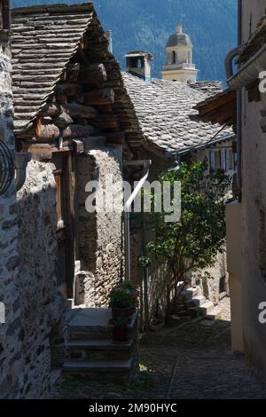 L'architecture rurale du village de Soglio au crépuscule dans la gamme Bregaglia - Suisse. Banque D'Images