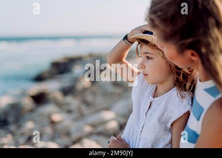 Mère appréciant ensemble avec sa fille à la mer. Banque D'Images