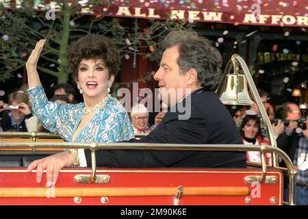 Photo du dossier datée du 11/04/92 de Gina Lollobrigida lors de la cérémonie d'ouverture d'Euro Disney Resort Paris. Banque D'Images