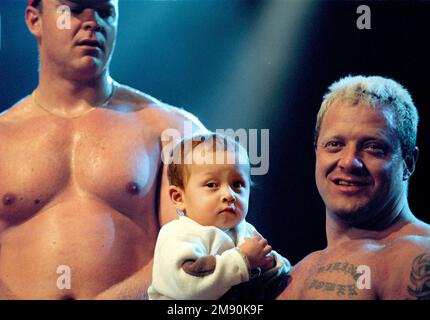 Sur la photo : Magnus Samuelsson, Kisa, Suède, vainqueur des Superseries mondiales et Svend Karlsen, troisième place, Norvège, avec son fils Alexander. En vertu de sa victoire au Grand Prix de Suède, Magnus Samuelsson a remporté les Superseries de l'IFSA. Samuelsson a amassé le plus de points durant les Superseries d'une année. Hugo Girard est deuxième, suivi de Svend Karlsen et Brian Schoonveld. Svend et Hugo sont en fait liés pour la seconde, par Hugo gagne la deuxième place depuis qu'il a gagné une compétition de Superseries alors que Svend ne l'a pas fait. Photo Jeppe Gustafsson Banque D'Images