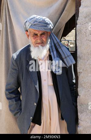 OVAKENT,HATAY,ANTAKYA-JUIN 03:Homme afghan non identifié avec une longue barbe debout devant sa maison.03 juin,2017 dans Ovakent,Hatay,Antakya,Turquie Banque D'Images