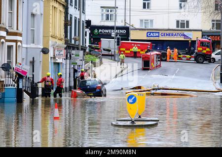 Hastings, East Sussex, le 16 janvier 2023. De fortes pluies et un égout pluvial bloqué à la mer provoquent des inondations importantes dans le centre-ville de Hastings, fermant le centre commercial Priory Meadow et inondant les maisons. C.Clarke/Alamy Live News Banque D'Images