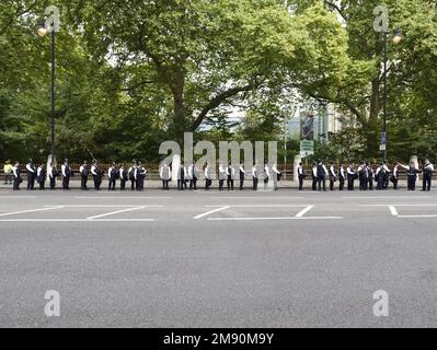 Londres, Angleterre, Royaume-Uni. Longue ligne d'officiers de police devant le Musée naturel du Histère le jour des funérailles de la Reine, le 19th septembre 2023 Banque D'Images