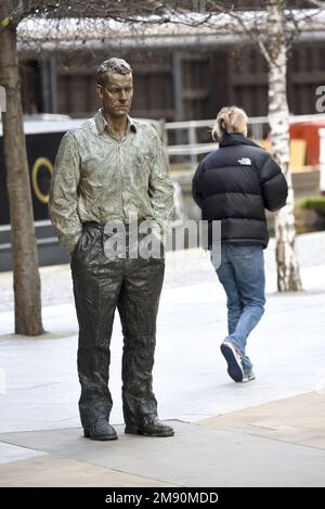 Londres, Angleterre, Royaume-Uni. 'Standing Man' - l'un des deux 'deux chiffres', (Walking Man et Standing Man) par Sean Henry (2003) à Paddington Central Banque D'Images