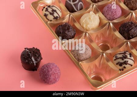 Photo de nombreux chocolats dans une boîte en gros plan Banque D'Images