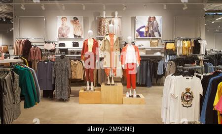 Trois mannequins habillés debout dans un magasin. Magasin de vêtements décontractés pour femmes dans le centre commercial. Des mannequins dans un magasin de mode. Magasin Banque D'Images