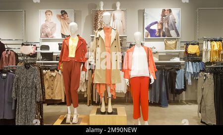 Trois mannequins habillés debout dans un magasin. Magasin de vêtements décontractés pour femmes dans le centre commercial. Des mannequins dans un magasin de mode. Magasin Banque D'Images