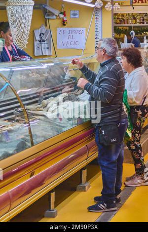 Couple achetant du morue au marché municipal, Retour au nouveau concept normal Banque D'Images