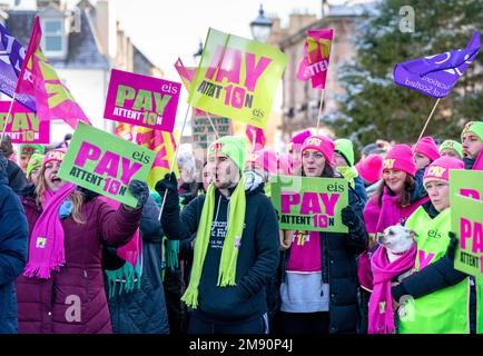 Des membres de l'Institut d'éducation d'Écosse (EIS) ont organisé un rassemblement, alors que les enseignants prennent des mesures de grève, devant le Corn Exchange de Haddington, dans l'est du Lothian, pour protester contre les salaires. Les membres de l’EIS sont sortis de la première grève nationale sur salaire depuis près de 40 ans, et l’action des enseignants est censée fermer la majorité des écoles en Écosse. Date de la photo: Lundi 16 janvier 2023. Banque D'Images