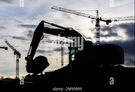 Hanovre, Allemagne. 16th janvier 2023. Des immeubles d'appartements avec des milliers d'appartements sont en cours de construction dans la zone de développement de Kronsrode. L'industrie allemande de la construction est pessimiste quant à l'avenir et se prépare à une baisse des ventes en 2023. (À dpa 'le pessimiste de l'industrie de la construction pour l'avenir - le déclin réel des ventes en 2023') Credit: Julian Strattischulte/dpa/Alay Live News Banque D'Images