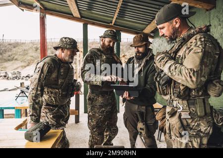 Groupe de soldats discutant de quelque chose avant le combat Banque D'Images