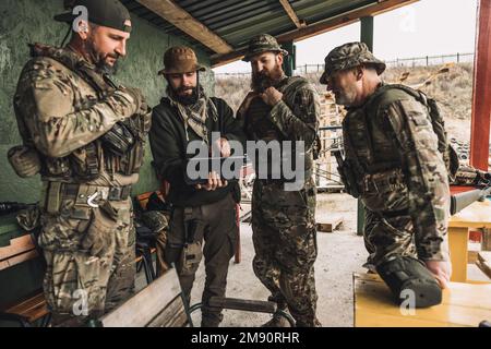 Groupe de soldats discutant de quelque chose avant le combat Banque D'Images