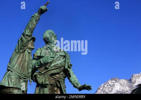 Horace-Benedict de Sausssure et Jacques Balmat (à gauche) sont orientés vers le sommet du Mont blanc. Monument à Chamonix. Haute-Savoie. Auvergne-Rhône-Alpe Banque D'Images