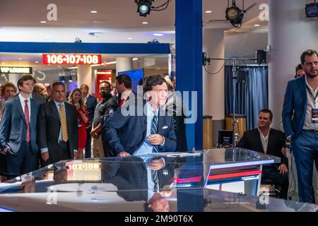 Fox Nation Patriot Awards au Hard Rock Casino à Hollywood, Miami, Floride, le 17 novembre 2022 ; Tucker Carlson l'ancre du spectacle pendant l'enregistrement Banque D'Images