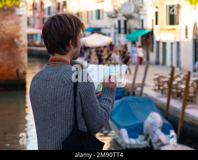 Un artiste esquisse le magnifique paysage urbain de Venise, en Italie Banque D'Images