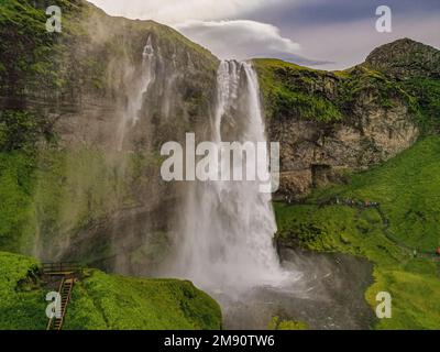 Chute d'eau de Seljalandsfoss, Sudhurland, sud de l'Islande, Banque D'Images