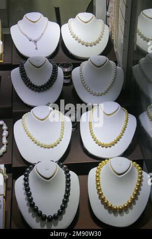 Colliers en perles à vendre à Dubaï City, Émirats Arabes Unis Banque D'Images