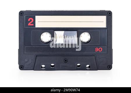 Cassette audio - cassette audio classique ancienne isolée sur fond blanc, avec passe-bande Banque D'Images