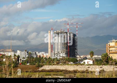 Bâtiments de haute élévation, tour bloc, entouré par des grues à Malaga en construction, Malaga, Costa del sol, Espagne. Banque D'Images