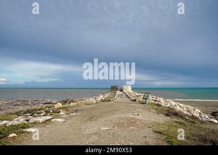 Chemin pour construire en pierre ou masquer des oiseaux pour les ornithologues amateurs aveugles ou l'observation des oiseaux, parc naturel, Guadalhorce, Malaga, Espagne. Banque D'Images