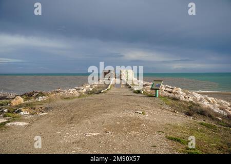 Chemin pour construire en pierre ou masquer des oiseaux pour les ornithologues amateurs aveugles ou l'observation des oiseaux, parc naturel, Guadalhorce, Malaga, Espagne. Banque D'Images