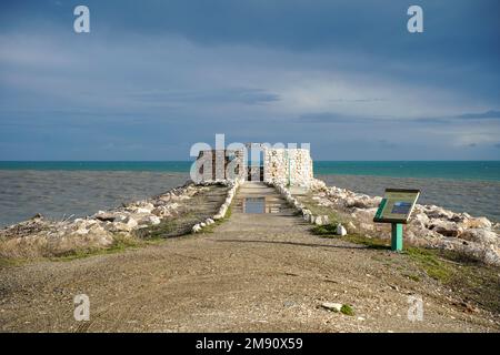 Chemin pour construire en pierre ou masquer des oiseaux pour les ornithologues amateurs aveugles ou l'observation des oiseaux, parc naturel, Guadalhorce, Malaga, Espagne. Banque D'Images