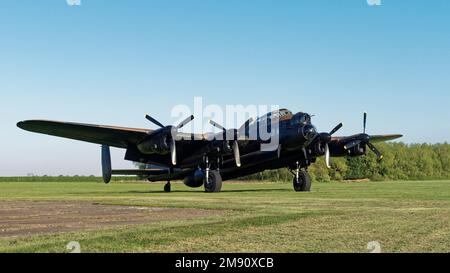 LE bombardier AVRO Lancaster 'Just Jane', en cours de restauration au Lincolnshire Aviation Heritage Centre Banque D'Images