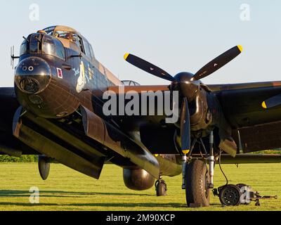 LE bombardier AVRO Lancaster « Just Jane », en cours de restauration au Lincolnshire Aviation Heritage Centre, en préparation pour un démarrage de moteur. Banque D'Images