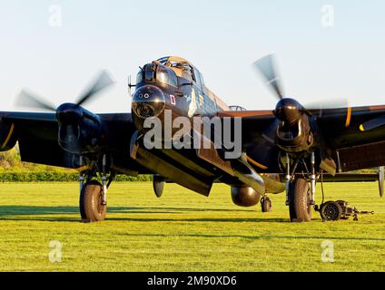 LE bombardier AVRO Lancaster 'Just Jane', en cours de restauration au Lincolnshire Aviation Heritage Centre, lance ses moteurs Merlin. Banque D'Images