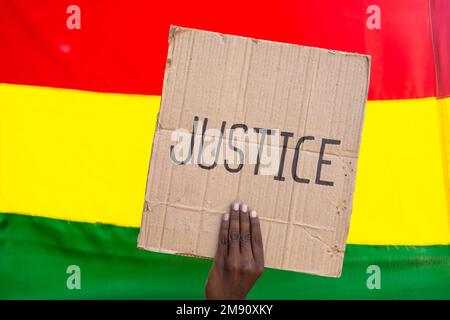 Gros plan montrant le panneau de la justice devant le drapeau du mois de l'histoire noire - concept d'activisme, d'unité et de liberté. Banque D'Images