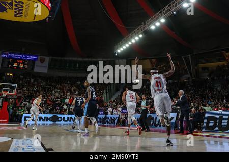 Varese, Italie. 15th janvier 2023. Tariq Owens #41 de Pallacanestro Varese OpenJobMetis fête pendant la LBA Lega basket Un jeu de saison régulière 2022/23 entre Pallacanestro Varese OpenJobMetis et Gevi Napoli basket à Enerxenia Arena. Crédit : SOPA Images Limited/Alamy Live News Banque D'Images