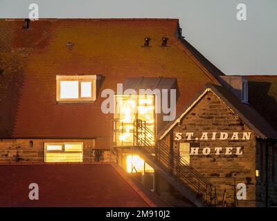 Lumière éclatante au lever du soleil sur l'hôtel St Aiden à Seahouses à l'aube, Northumberland, Royaume-Uni. Banque D'Images