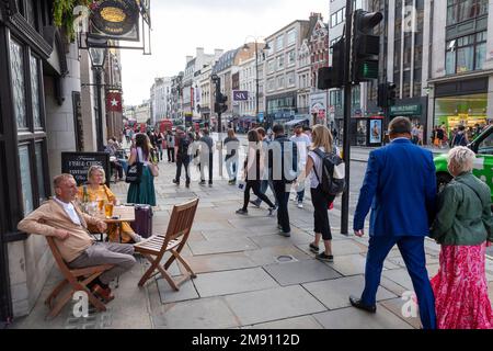 Un homme et une femme se sont assis à boire devant le pub Coal Hole, 91-92 Strand, Londres, Royaume-Uni. 11 septembre 2022 Banque D'Images