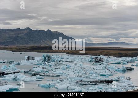 Le glacier de Jokulsarlon en Islande. Ciel nuageux, floe et Iceberg dans l'eau. Banque D'Images