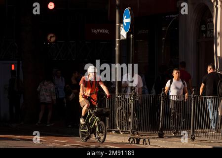 Un homme à vélo sur un e-bike le long de Charing Cross Road, Londres, Royaume-Uni. 14 septembre 2022 Banque D'Images