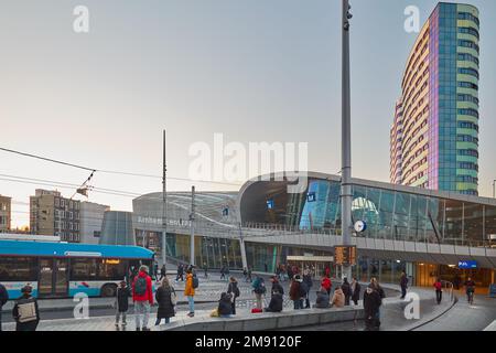 Arnhem, pays-Bas - 12 décembre 2022 : vue sur la gare centrale pendant les heures de pointe avec bus et navetteurs à Arnhem, le Nether Banque D'Images