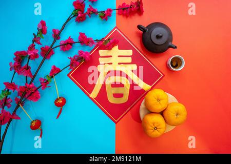 Décoration lunaire chinoise du nouvel an sur fond rouge et bleu. Concept de table à manger à plat avec décoration festive. Banque D'Images