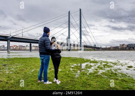 Élévation du niveau de l'eau sur le Rhin à Düsseldorf, plus temps de pluie et de tempête, vue sur le Rheinkniebrücke, la vieille ville, le Parlement de l'État Banque D'Images