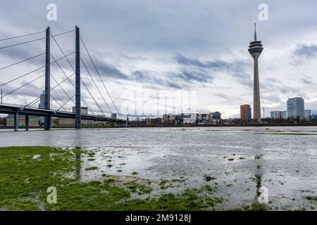 Élévation du niveau de l'eau sur le Rhin à Düsseldorf, plus temps de pluie et de tempête, vue sur le Rheinkniebrücke, la vieille ville, le Parlement d'État, Rheinturm Banque D'Images