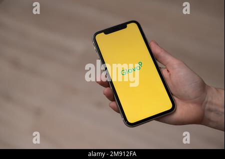 3 décembre 2022 Almaty Kazakhstan: Femme sans visage tenant un smartphone avec glovo. Banque D'Images