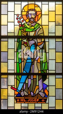 TASCH, SUISSE - le 2 JUILLET 2022 : le vitrail avec le Saint Joseph dans l'église paroissiale conçue par August Wanner et réalisée par Wilhelm Klotz Banque D'Images