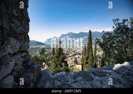 Un paysage de bâtiments et de collines à Limone sul Garda sous un ciel bleu nuageux en Italie Banque D'Images