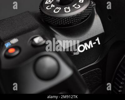 Galati, Roumanie - 12 janvier 2023: Système OM présentant le nouvel appareil photo sans miroir M43 OM-1 aux photographes locaux Banque D'Images