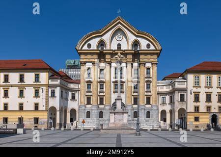 Église Ursuline de la Sainte Trinité, site de style baroque datant de 1726 et colonne de la Sainte Trinité dans la ville de Ljubljana, Slovénie. Banque D'Images