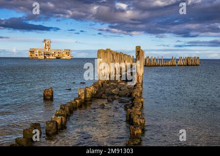 Poteaux en bois d'un ancien quai dans la mer Baltique à Gdynia, Pologne. Cette structure historique qui subsiste de la Seconde Guerre mondiale était un quai de transport jusqu'à la rue Torpedo Banque D'Images