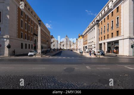 Vue sur la Cité du Vatican depuis la Piazza Pia par la rue via della Conciliazione à Rome, Italie Banque D'Images