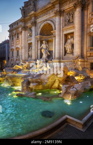 Soirée à la fontaine de Trevi dans la ville de Rome, Italie. Architecture de style baroque datant du 18th siècle, conçue par Nicola Salvi, complétée par Giuseppe Pa Banque D'Images